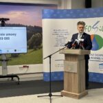 28.03.2022. Kielce. Podpisanie 19-tysięcznej umowy na dotację z rządowego programu „Czyste Powietrze”. Na zdjęciu: senator Krzysztof Słoń / Monika Miller / Radio Kielce