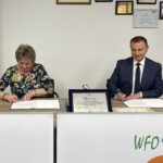 28.03.2022. Kielce. Podpisanie 19-tysięcznej umowy na dotację z rządowego programu „Czyste Powietrze”. Na zdjęciu: Wiesława Styczyńska - 19-tysięczna beneficjentka programu i Ryszard Gliwiński - prezes Wojewódzkiego Funduszu Ochrony Środowiska i Gospodarki Wodnej w Kielcach / Monika Miller / Radio Kielce