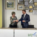 28.03.2022. Kielce. Podpisanie 19-tysięcznej umowy na dotację z rządowego programu „Czyste Powietrze”. Na zdjęciu: Wiesława Styczyńska - 19-tysięczna beneficjentka programu i Ryszard Gliwiński - prezes Wojewódzkiego Funduszu Ochrony Środowiska i Gospodarki Wodnej w Kielcach / Monika Miller / Radio Kielce