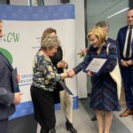 28.03.2022. Kielce. Podpisanie 19-tysięcznej umowy na dotację z rządowego programu „Czyste Powietrze”. Na zdjęciu (od lewej): Ryszard Gliwiński - prezes Wojewódzkiego Funduszu Ochrony Środowiska i Gospodarki Wodnej w Kielcach, Wiesława Styczyńska - 19-tysięczna beneficjentka programu, Anna Krupka - wiceminister sportu i turystyki, Grzegorz Socha - wiceprezes Wojewódzkiego Funduszu Ochrony Środowiska i Gospodarki Wodnej w Kielcach / Monika Miller / Radio Kielce