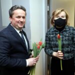 06.03.2022. Raków. Spotkanie z mieszkankami. Na zdjęciu: Leszek Kopeć - burmistrz Staszowa i  Anna Krupka - wiceminister sportu i turystyki / staszow.pl