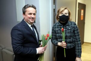 06.03.2022. Raków. Spotkanie z mieszkankami. Na zdjęciu: Leszek Kopeć - burmistrz Staszowa i Anna Krupka - wiceminister sportu i turystyki / staszow.pl