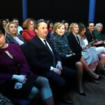 06.03.2022. Raków. Spotkanie z mieszkankami. Na zdjęciu (w środku):  Leszek Kopeć - burmistrz Staszowa i  Anna Krupka - wiceminister sportu i turystyki / staszow.pl