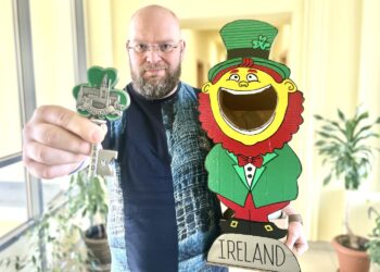 Przemysław Krystian z Muzeum Zabawek i Zabawy prezentuje symbole Irlandii: skrzata Leprechauna i zieloną kończynę / Dorota Klusek / Radio Kielce