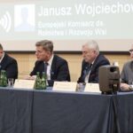 18.03.2022. Kielce. Komisja rolnictwa i ochrony środowiska. Na zdjęciu (od lewej): Artur Konarski - przewodniczący Komisji Rolnictwa i Ochrony Środowiska, Andrzej Pruś - przewodniczący Sejmiku Województwa Świętokrzyskiego, Andrzej Bętkowski - marszałek województwa świętokrzyskiego, Andrzej Swajda - zastępca przewodniczącego Komisji Rolnictwa i Ochrony Środowiska / Wiktor Taszłow / Radio Kielce