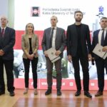 15.03.2022. Kielce. Wręczenie grantów laureatom konkursu Ministra Edukacji i Nauki "Inkubator Innowacyjności". Na zdjęciu (od lewej): Marek Iwański - prorektor ds. badań i współpracy z podmiotami zewnętrznym, Justyna Domagalska - kierownik Ośrodka Transferu technologii, dr hab. inż. Łukasz Bąk, dr inż. Jarosław Rolek, dr inż. Tomasz Bucki / Wiktor Taszłow / Radio Kielce