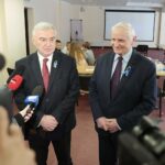 15.03.2022. Wólka Malinowska. Przekazanie darów dla uchodźców przez Marszałka Województwa. Na zdjęciu (od lewej): Andrzej Bętkowski - marszałek województwa świętokrzyskiego, Marek Jońca - członek zarządu województwa świętokrzyskiego / Wiktor Taszłow / Radio Kielce