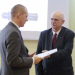 15.03.2022. Kielce. Wręczenie grantów laureatom konkursu Ministra Edukacji i Nauki "Inkubator Innowacyjności" . Na zdjęciu (od lewej): Marek Iwański - prorektor ds. badań i współpracy z podmiotami zewnętrznym, dr hab. inż. Łukasz Bąk / Wiktor Taszłow / Radio Kielce