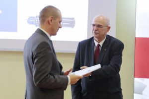 15.03.2022. Kielce. Wręczenie grantów laureatom konkursu Ministra Edukacji i Nauki "Inkubator Innowacyjności" . Na zdjęciu (od lewej): Marek Iwański - prorektor ds. badań i współpracy z podmiotami zewnętrznym, dr hab. inż. Łukasz Bąk / Wiktor Taszłow / Radio Kielce