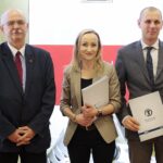 15.03.2022. Kielce. Wręczenie grantów laureatom konkursu Ministra Edukacji i Nauki "Inkubator Innowacyjności". Na zdjęciu (od lewej): Marek Iwański - prorektor ds. badań i współpracy z podmiotami zewnętrznym, Justyna Domagalska - kierownik Ośrodka Transferu technologii, dr hab. inż. Łukasz Bąk, / Wiktor Taszłow / Radio Kielce