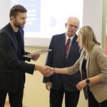 15.03.2022. Kielce. Wręczenie grantów laureatom konkursu Ministra Edukacji i Nauki "Inkubator Innowacyjności". Na zdjęciu (od lewej): dr inż. Jarosław Rolek, Marek Iwański - prorektor ds. badań i współpracy z podmiotami zewnętrznym, Justyna Domagalska - kierownik Ośrodka Transferu technologii / Wiktor Taszłow / Radio Kielce