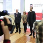 15.03.2022. Kielce. Wręczenie grantów laureatom konkursu Ministra Edukacji i Nauki "Inkubator Innowacyjności". Na zdjęciu (od lewej): Marek Iwański - prorektor ds. badań i współpracy z podmiotami zewnętrznym, Justyna Domagalska - kierownik Ośrodka Transferu technologii, dr inż. Jarosław Rolek / Wiktor Taszłow / Radio Kielce