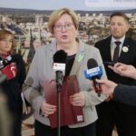 16.03.2022. Kielce. Konferencja dotycząca udzielenia wsparcia dla Ukraińców przez Kielce. Na zdjęciu (od lewej): Beata Pawłowska - skarbnik UM, Bożena Szczypiór - wiceprezydent Kielc, Marcin Chłodnicki - wiceprezydent Kielc / Wiktor Taszłow / Radio Kielce