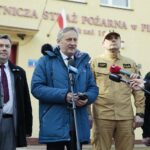 16.03.2022. Pierzchnica. OSP Pierzchnica gotowe na przyjęcie uchodźców. Na zdjęciu (od lewej): Stanisław Strąk - burmistrz Pierzchnicy, Zbigniew Koniusz - wojewoda świętokrzyski, st. bryg. Krzysztof Ciosek - świętokrzyski komendant wojewódzki Państwowej Straży Pożarnej, bryg. Sławomir Karwat - komendant miejski Państwowej Straży Pożarnej w Kielcach / Wiktor Taszłow / Radio Kielce