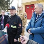 16.03.2022. Pierzchnica. OSP Pierzchnica gotowe na przyjęcie uchodźców. Na zdjęciu (od lewej): Stanisław Strąk - burmistrz Pierzchnicy, Andrzej Dudkiewicz - prezes OSP Pierzchnica,  st. bryg. Krzysztof Ciosek - świętokrzyski komendant wojewódzki Państwowej Straży Pożarnej, Zbigniew Koniusz - wojewoda świętokrzyski / Wiktor Taszłow / Radio Kielce