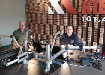 16.03.2022. Radio Kielce. Punkty Widzenia. Na zdjęciu (od lewej): prof. Krzysztof Kubiak - historyk wojskowości, politolog; Robert Szumielewicz - Radio Kielce / Wiktor Taszłow / Radio Kielce