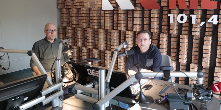 16.03.2022. Radio Kielce. Punkty Widzenia. Na zdjęciu (od lewej): prof. Krzysztof Kubiak - historyk wojskowości, politolog; Robert Szumielewicz - Radio Kielce / Wiktor Taszłow / Radio Kielce