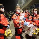 16.03.2022. Kielce, dworzec PKP.  Drugi transport sanitarny z Ukrainy z dziećmi chorymi onkologicznie / Wiktor Taszłow / Radio Kielce