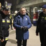 16.03.2022. Kielce, dworzec PKP.  Drugi transport sanitarny z Ukrainy z dziećmi chorymi onkologicznie / Wiktor Taszłow / Radio Kielce