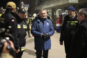 16.03.2022. Kielce, dworzec PKP. Drugi transport sanitarny z Ukrainy z dziećmi chorymi onkologicznie / Wiktor Taszłow / Radio Kielce