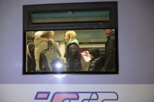 16.03.2022. Kielce, dworzec PKP. Drugi transport sanitarny z Ukrainy z dziećmi chorymi onkologicznie / Wiktor Taszłow / Radio Kielce