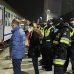 16.03.2022. Kielce, dworzec PKP.  Drugi transport sanitarny z Ukrainy z dziećmi chorymi onkologicznie / Wiktor Taszłow / Radio Kielce