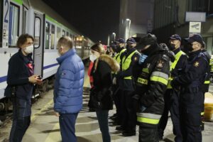 16.03.2022. Kielce, dworzec PKP. Drugi transport sanitarny z Ukrainy z dziećmi chorymi onkologicznie / Wiktor Taszłow / Radio Kielce