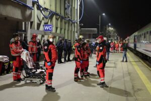 16.03.2022. Kielce, dworzec PKP. Drugi transport sanitarny z Ukrainy z dziećmi chorymi onkologicznie / Wiktor Taszłow / Radio Kielce