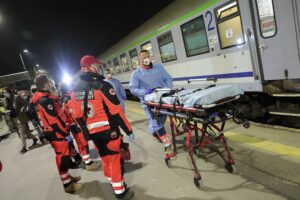 16.03.2022. Kielce, dworzec PKP. Drugi transport sanitarny z Ukrainy z dziećmi chorymi onkologicznie / Wiktor Taszłow / Radio Kielce