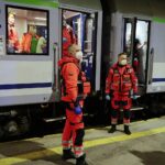 16.03.2022. Kielce, dworzec PKP.  Drugi transport sanitarny z Ukrainy z dziećmi chorymi onkologicznie / Wiktor Taszłow / Radio Kielce