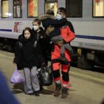 16.03.2022. Kielce, dworzec PKP.  Drugi transport sanitarny z Ukrainy z dziećmi chorymi onkologicznie / Wiktor Taszłow / Radio Kielce