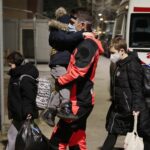 16.03.2022. Kielce, dworzec PKP.  Drugi transport sanitarny z Ukrainy z dziećmi chorymi onkologicznie / Wiktor Taszłow / Radio Kielce