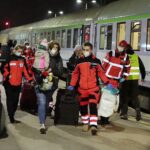 16.03.2022. Kielce, dworzec PKP.  Drugi transport sanitarny z Ukrainy z dziećmi chorymi onkologicznie / Wiktor Taszłow / Radio Kielce