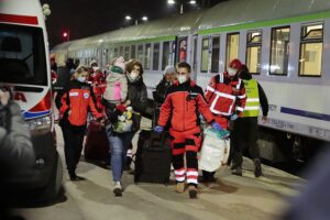 16.03.2022. Kielce, dworzec PKP. Drugi transport sanitarny z Ukrainy z dziećmi chorymi onkologicznie / Wiktor Taszłow / Radio Kielce