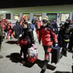 16.03.2022. Kielce, dworzec PKP.  Drugi transport sanitarny z Ukrainy z dziećmi chorymi onkologicznie / Wiktor Taszłow / Radio Kielce