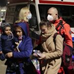 16.03.2022. Kielce, dworzec PKP.  Drugi transport sanitarny z Ukrainy z dziećmi chorymi onkologicznie / Wiktor Taszłow / Radio Kielce