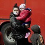 16.03.2022. Kielce, dworzec PKP.  Drugi transport sanitarny z Ukrainy z dziećmi chorymi onkologicznie / Wiktor Taszłow / Radio Kielce