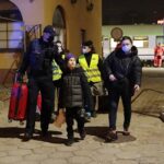 16.03.2022. Kielce, dworzec PKP.  Drugi transport sanitarny z Ukrainy z dziećmi chorymi onkologicznie / Wiktor Taszłow / Radio Kielce