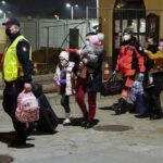 16.03.2022. Kielce, dworzec PKP.  Drugi transport sanitarny z Ukrainy z dziećmi chorymi onkologicznie / Wiktor Taszłow / Radio Kielce