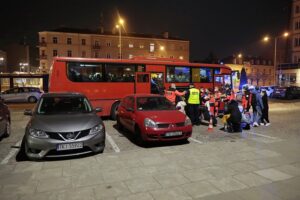 16.03.2022. Kielce, dworzec PKP. Drugi transport sanitarny z Ukrainy z dziećmi chorymi onkologicznie / Wiktor Taszłow / Radio Kielce