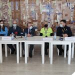 17.03.2022. Bocheniec. Briefing prasowy na temat ewakuacji dzieci chorych na raka z Ukrainy. Na zdjęciu (od lewej): dr Asya Agulnik, lek. Marta Selek, Mariusz Piotrowski - burmistrz Małogoszcza, Marek Bogusławski - wicemarszałek województwa świętokrzyskiego, Małgorzata Dutkiewicz - fundacja HEROSI, dr. Marcin Włodarski, prof. dr hab. Wojciech Młynarski / Wiktor Taszłow / Radio Kielce