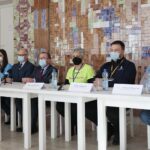 17.03.2022. Bocheniec. Briefing prasowy na temat ewakuacji dzieci chorych na raka z Ukrainy. Na zdjęciu (od lewej): dr Asya Agulnik, lek. Marta Selek, Mariusz Piotrowski - burmistrz Małogoszcza, Marek Bogusławski - wicemarszałek województwa świętokrzyskiego, Małgorzata Dutkiewicz - fundacja HEROSI, dr. Marcin Włodarski, prof. dr hab. Wojciech Młynarski / Wiktor Taszłow / Radio Kielce