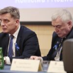 18.03.2022. Kielce. Komisja rolnictwa i ochrony środowiska. Na zdjęciu (od lewej): Andrzej Pruś - przewodniczący Sejmiku Województwa Świętokrzyskiego, Andrzej Bętkowski - marszałek województwa świętokrzyskiego / Wiktor Taszłow / Radio Kielce
