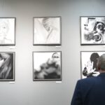 18.03.2022. Kielce. Galeria u Strasza. Wystawa portretów z serii  „Męskie rozmowy” / Wiktor Taszłow / Radio Kielce