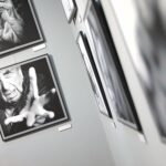 18.03.2022. Kielce. Galeria u Strasza. Wystawa portretów z serii  „Męskie rozmowy” / Wiktor Taszłow / Radio Kielce