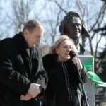 18.03.2022. Kielce. Odsłonięcie popiersia Wiesława Gołasa. Na zdjęciu (od lewej): Krzysztof Krawczyk, Maria Krawczyk-Gołas - żona artysty / Wiktor Taszłow / Radio Kielce