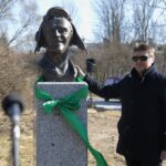 18.03.2022. Kielce. Odsłonięcie popiersia Wiesława Gołasa. Na zdjęciu: Paweł Witkowski - autor popiersia / Wiktor Taszłow / Radio Kielce