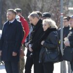 18.03.2022. Kielce. Odsłonięcie popiersia Wiesława Gołasa. Na zdjęciu (w środku): Marcin Chłodnicki - zastępca prezydenta Kielc,  Krzysztof Krawczyk, Maria Krawczyk-Gołas - żona artysty / Wiktor Taszłow / Radio Kielce