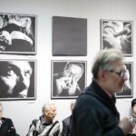 18.03.2022. Kielce. Galeria u Strasza. Wystawa portretów z serii  „Męskie rozmowy” / Wiktor Taszłow / Radio Kielce