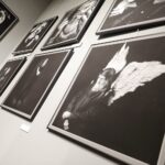 18.03.2022. Kielce. Galeria u Strasza. Wystawa portretów z serii  „Męskie rozmowy” / Wiktor Taszłow / Radio Kielce